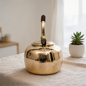 Théière en laiton vintage, bouilloire traditionnelle pour cuisinière, théière artisanale faite à la main, ustensile de cuisine décoratif, pot à thé classique - Product Image 1