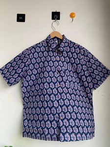 เสื้อเชิ้ตผู้ชายผ้าฝ้ายแท้ ระบายอากาศได้ดี ลายดอกไม้ คอวี กระดุมเขาสัตว์ สวมใส่สบายๆ ในฤดูร้อน - Product Image 4