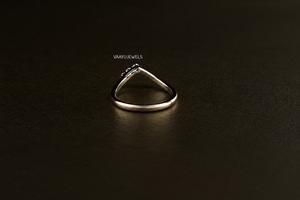 Bague de mariage en or 10K, 14K, 18K ou en argent 925, 935 avec diamant de laboratoire en forme de V et trois pierres en chevron - Product Image 4