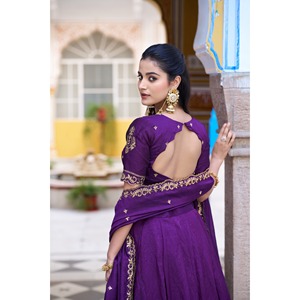 Ensemble de lehenga en soie NC pour femmes, de couleur violette, avec des paillettes et des broderies - Product Image 4