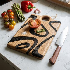Planche à découper artisanale en bois de chêne avec des lignes tourbillonnantes noires texturées et audacieuses, trou de suspension supérieur, design artistique pour couper les légumes - Product Image 5