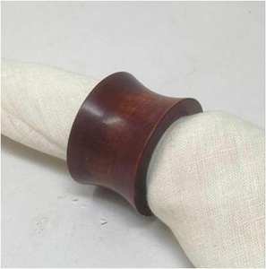 Anneau de serviette en bois foncé artisanal avec design ondulé, porte-serviettes en bois massif de qualité supérieure pour la décoration de table d'hôtel et de mariage. - Product Image 3