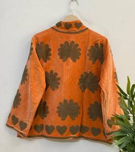 Chaqueta Acolchada de Terciopelo Estilo Vintage Suzani – Abrigo Acolchado Hecho a Mano con Diseño de Corazones y Flores. - Product Image 5