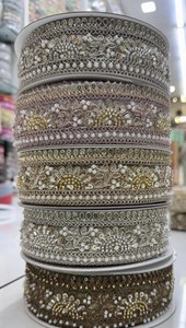 Bordure en dentelle brodée élégante et fantaisie, écologique, métallique (or/argent), à motif floral, pour la couture DIY et les accents de robe de mariée - Product Image 2