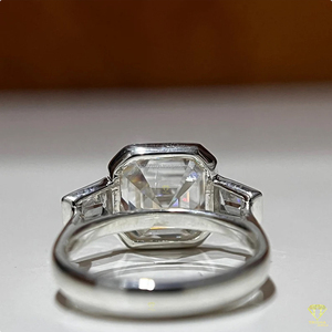 Bague de fiançailles à trois pierres en diamant de laboratoire taille radiant, argent sterling 925, pierres latérales taille baguette, style vintage, certifiée IGI - Product Image 6