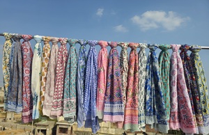 ผ้าคลุมชายหาดพิมพ์ลายใบไม้สไตล์อินเดียสำหรับผู้หญิง ขายส่งสำหรับส่งออก ผ้าพันคอ ปาเรโอ ชุดคลุมว่ายน้ำ ผู้จำหน่ายขายส่ง - Product Image 2