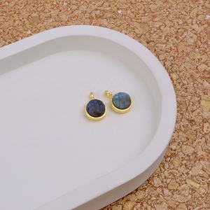 Pendentif rond en labradorite brute avec lunette en or texturé Charme de pierres précieuses flashy Connecteur fait main plaqué or 18 carats - Product Image 3