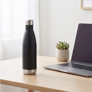 Botella de Agua de Acero Inoxidable Negro Mate, Termo Minimalista con Aislamiento Térmico, para Uso en Mesas de Restaurantes y Hoteles - Product Image 5