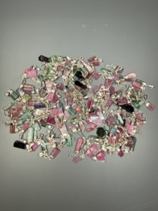 Pendentifs en tourmaline naturelle polie multicolores en gros avec capuchons en argent sterling 925, approvisionnement en vrac du Pakistan - Product Image 2