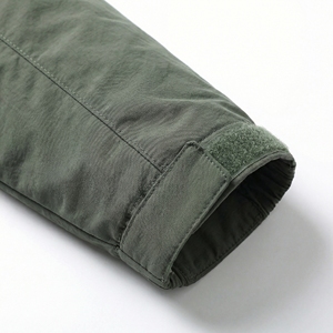 Chaqueta con Capucha Olive — Chaqueta Ligera para Exteriores con Cierre Completo, Mangas Raglán y Bolsillo en el Pecho |   Marca Privada OEM/ODM - Product Image 4