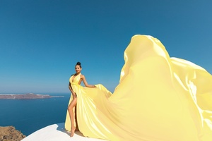 Robe longue Santorini en satin fluide, couleur bonbon, élégante, coupe trapèze, avec traîne, idéale pour les séances photo de vacances - Product Image 3
