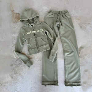 Conjunto de 2 piezas para mujer: Sudadera con capucha y pantalones acampanados de chándal, con parche bordado personalizado de efecto desgastado, estilo corto - Product Image 2