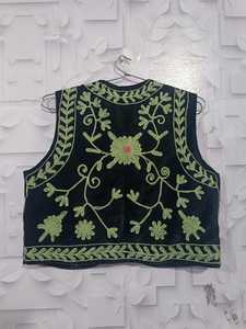 Suzani ทำด้วยมือของผู้หญิงเสื้อแขนกุดโบฮีเมียนปักลายดอกไม้สีดำ - Product Image 6