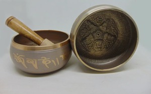 Cuenco tibetano artesanal de latón, diseño tradicional redondo, decoración de mesa para interiores, para meditación y uso en la sala de estar - Product Image 6