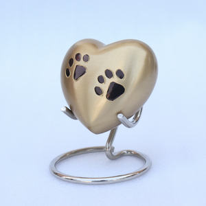 Urna de Cremación de Latón Metálico Hecha a Mano de Alta Calidad con Diseño de Huella Grabada para Cenizas de Mascotas, Electrochapada - Product Image 3