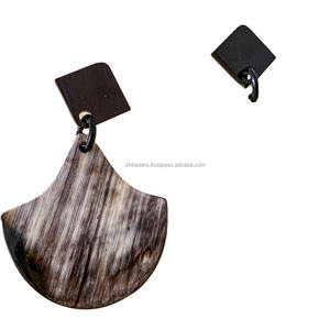 Boucles d'oreilles pendantes classiques uniques en corne de buffle naturelle, faites à la main, personnalisables (couleur, logo), luxe, mode, très populaires - Product Image 3