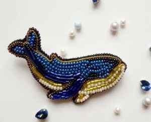 Élégant ensemble de broches en forme de verre à cocktail, brodé à la main de perles de rocaille et de cristaux, épingle de revers pour femme, pour tenues de soirée, un trésor - Product Image 4