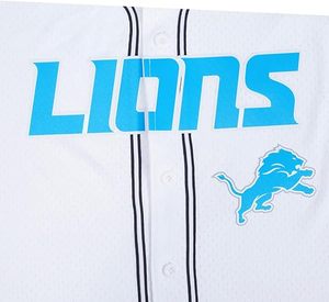 Maillot de baseball blanc des Lions avec logo bleu et bordure noire, en polyester, design durable, collection NFL - Product Image 4