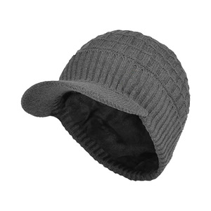 Bonnet d'hiver en tricot avec visière et protège-oreilles - Product Image 1
