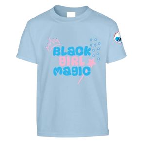 เสื้อยืดปักลายสาวมหัศจรรย์สีน้ำเงินอ่อนสำหรับผู้หญิง พร้อมลายมงกุฎและดาวสีชมพูฟ้า ตัวอักษรสีชมพูฟ้า แขนสั้น คอกลม - Product Image 1
