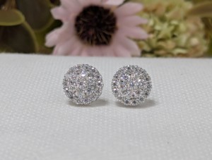 Pendientes de tuerca con halo de moissanita de corte redondo de 1 quilate para mujer, con diseño de racimo de diamantes, cierre a presión, oro blanco de 14K, regalo de boda - Product Image 1