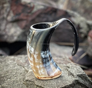 Horn Tankard Taza vikinga hecha a mano con logotipo personalizado Acabado natural Decoración nórdica y regalos para hombres - Product Image 2