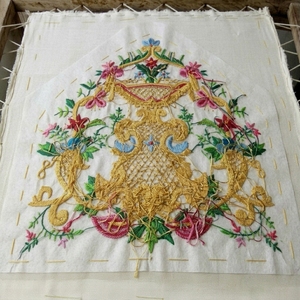 Panel bordado a mano con motivos florales en oro para altar de iglesia, velo de calice, vestimenta litúrgica, banderín de seda, parche. - Product Image 3