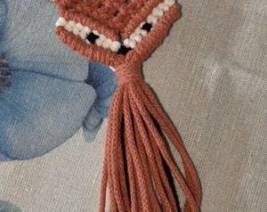 Porte-clés en macramé de qualité supérieure, objet décoratif, breloque pour sac, parfait pour les sacs à main, les sacs à dos et les sacs fourre-tout, vente en gros depuis l'Inde - Product Image 5