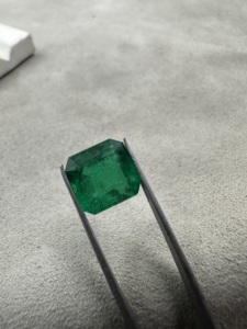 Émeraude zambienne naturelle vert vif 5,59 carats, taille carrée, pierre précieuse verte non montée pour la création de bijoux - Product Image 3