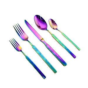 Juego de cubiertos de metal premium de colores arcoíris, diseñado para una durabilidad y un uso a largo plazo. - Product Image 1