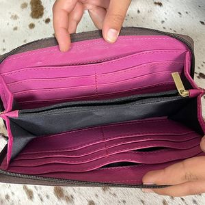 Cartera de Cuero Genuino con Cierre de Cremallera y Correa para la Muñeca, Estilo Occidental, Hecha a Mano, con Ranuras para Tarjetas y Bolsillo para Monedas - Product Image 6