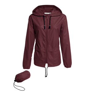 Veste de randonnée imperméable à capuche pour femme, couleur bordeaux, manches longues, fermeture éclair, cordon de serrage, coupe régulière, printemps, extérieur - Product Image 1
