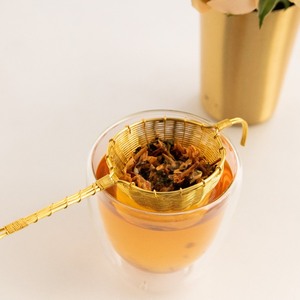 Colador de té de metal dorado de calidad garantizada con malla fina para preparar té de hojas sueltas, utensilio de cocina - Product Image 2