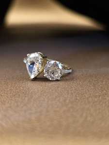 Anillo Toi Et Moi con 1.5 Quilates de Moissanita en Forma de Pera y 1 Quilate de Corte Redondo, Plata 925 Original con Baño de Rodio, Joyería para Aniversario o Fiesta, para Pareja - Product Image 4