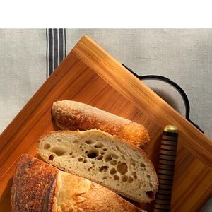 Planche à découper en bois d'acacia robuste avec poignées solides, idéale pour couper, servir et une utilisation professionnelle en cuisine - Product Image 4