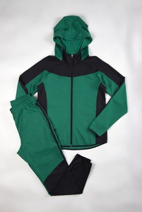 Chaqueta Deportiva Corta con Capucha Color Negro Carbón para Gimnasio y Entrenamiento - Product Image 2