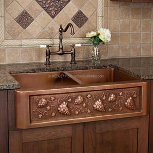 Évier de cuisine rustique en cuivre pour ferme, qui sublime les armoires en bois, les comptoirs en pierre et les styles de décoration intérieure naturels avec chaleur. - Product Image 2