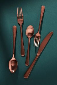 Juego de cubiertos de metal de lujo que incluye tenedor, cuchara y cuchillo, diseñado para una experiencia gastronómica moderna, vajilla elegante. - Product Image 5