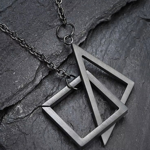 Collier à pendentif géométrique en acier inoxydable pour hommes Hip Hop Personnalité Accessoires de mode haut de gamme pour les couples Cadeaux - Product Image 1