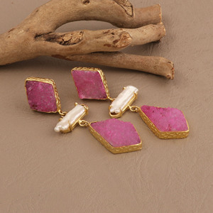 Pendientes Colgantes de Bisutería Elegante con Bisel Geométrico de Druzy Rosa y Latón Chapado en Oro, Hechos a Mano, Ideales para Bodas y Fiestas - Product Image 4