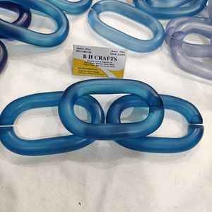 Maillons de chaîne surdimensionnés en résine avec motif d'art populaire mettant en valeur la variété des couleurs pour la décoration intérieure - Product Image 1