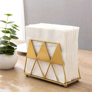 Servilletero de metal triangular moderno en tono dorado con diseño elegante, perfecto para el hogar y el suministro al por mayor - Product Image 3