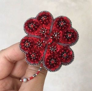 Elegante Broche Hecho a Mano con Bordado de Lujo y Lentejuelas - Product Image 1