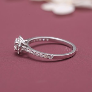 แหวนหมั้นเพชรทรงกลมรับรองโดย IGI พร้อมวงแหวนประดับเพชรแบบ Pavé ทำจากทองคำ 18K สีเหลือง/สีโรสโกลด์ และสีขาว - Product Image 3