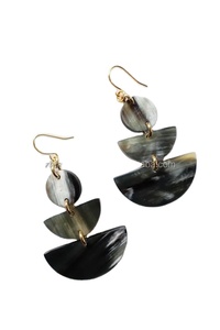 Boucles d'oreilles pendantes de luxe faites à la main de haute qualité pour femmes avec design en corne, couleurs et tailles personnalisables pour les acheteurs en gros - Product Image 3