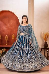 ชุดเลเฮนกาโชลีเจ้าสาวแสนสวย ผ้าจอร์เจตต์ แต่งขอบด้วยขนเฟอร์เทียม ปักลายผีเสื้อ ดีไซน์แบบดั้งเดิม ทำจากวัสดุรีไซเคิล - Product Image 3