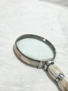Loupe vintage en laiton argenté avec manche incrusté de nacre, loupe de poche de luxe, décoration de bureau, cadeau d'affaires - Product Image 2