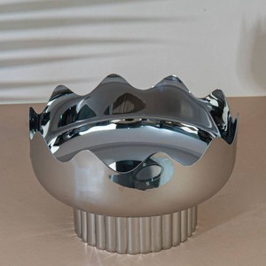 ชามเสิร์ฟโลหะทันสมัยพร้อมผิวขัดเงาและขอบหยักสำหรับตกแต่ง - Product Image 2