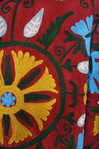 เสื้อแจ็คเก็ตหนังปักลายสีแดงเข้มสำหรับผู้หญิง แบบสองด้านใส่ได้  เสื้อโค้ทฤดูใบไม้ร่วง  ลายปักดอกไม้แบบซูซานี  เสื้อแจ็คเก็ตบอมเบอร์แบบเย็บติดกัน  ผ้าฝ้ายลายนูน - Product Image 4