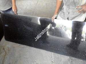 Plan de travail en granit noir Galaxy, surface en pierre naturelle polie pour cuisine et salle de bain, intérieur élégant, stylé et contemporain - Product Image 5